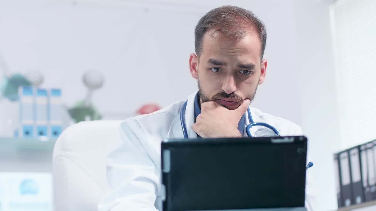 médico que utiliza la tableta en el consultorio