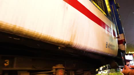 tren nocturno pasando con los espectadores capturando momentos