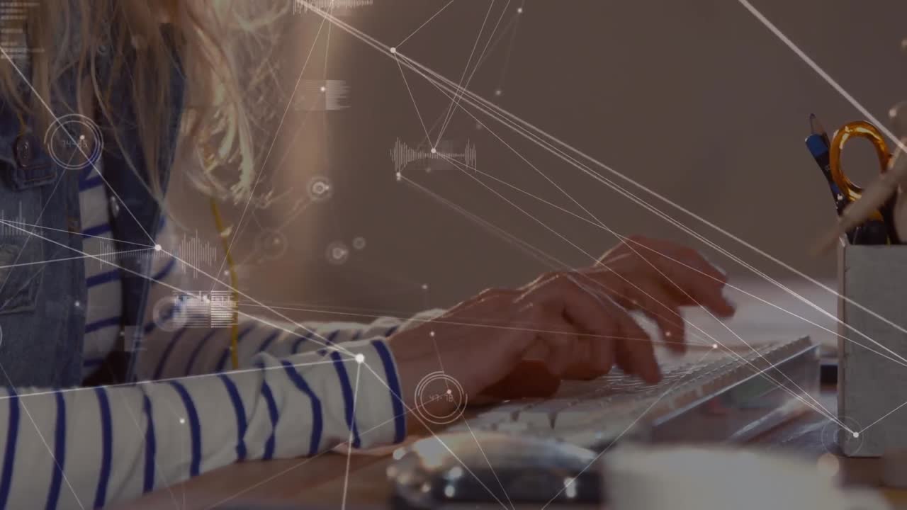 animación del procesamiento de datos sobre una mujer de negocios caucásica usando computadora