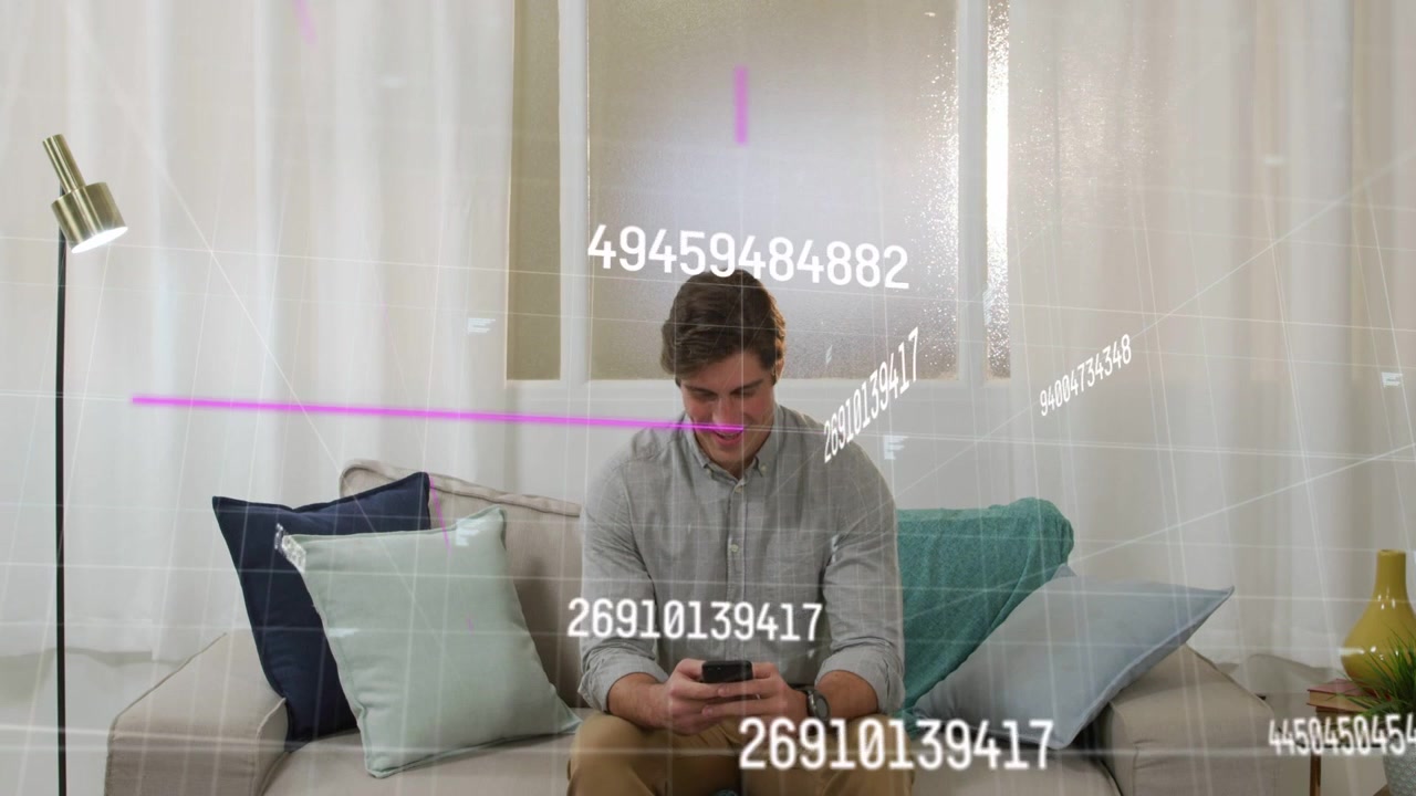 Uomo che tocca il telefono sul divano, con numeri e linee magenta che si formano intorno a lui e poi svaniscono, per la finanza.