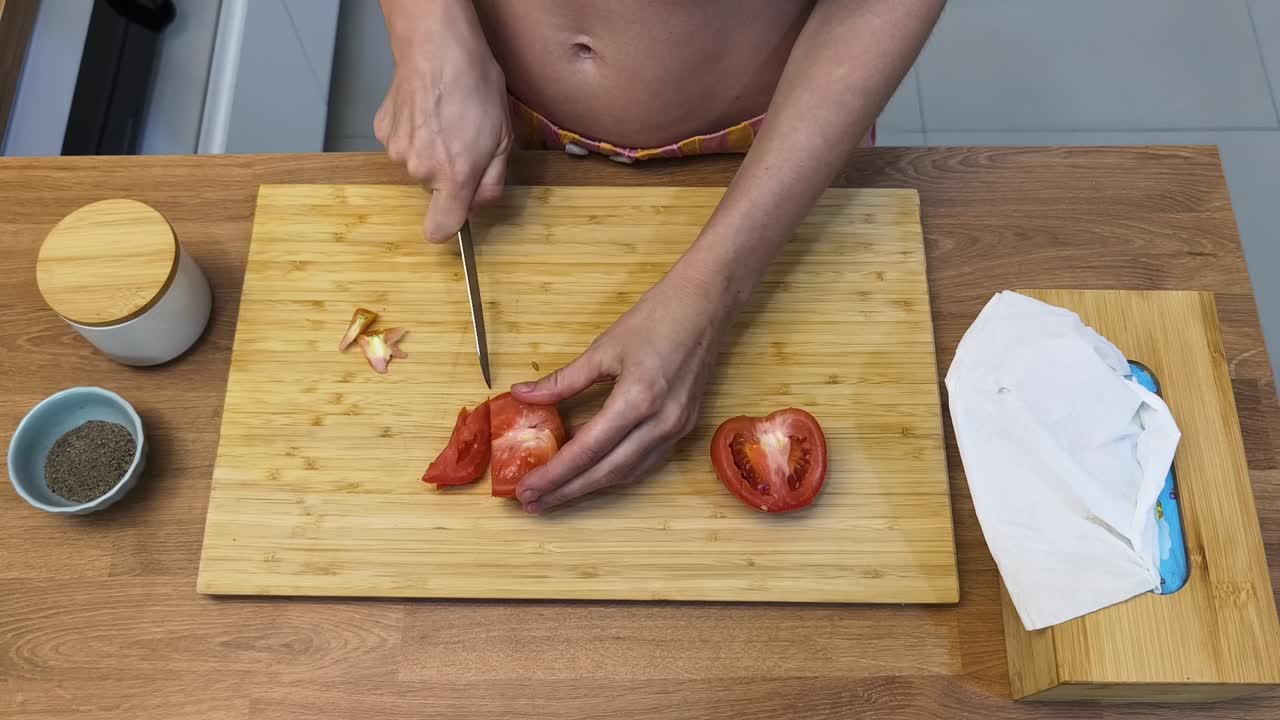 토마토를 잘라내는 여자