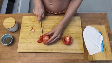 mujer cortando tomates