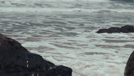 Marea-Oceánica-En-La-Playa-Con-Rocas