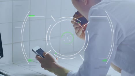 animación de interferencia y círculos en movimiento sobre el hombre usando un teléfono inteligente