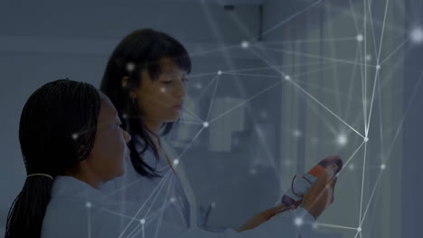 animación de una red de conexiones entre diversas mujeres médicas que discuten su trabajo