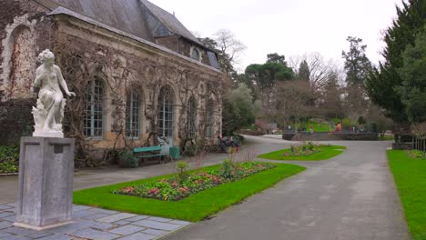 iglesia de saint-samson d&#39;angers en el jardín botánico de la ciudad en francia - amplia