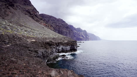 Acantilados-Desiertos-En-Punta-Hidalgo,-Tenerife.-Cardán