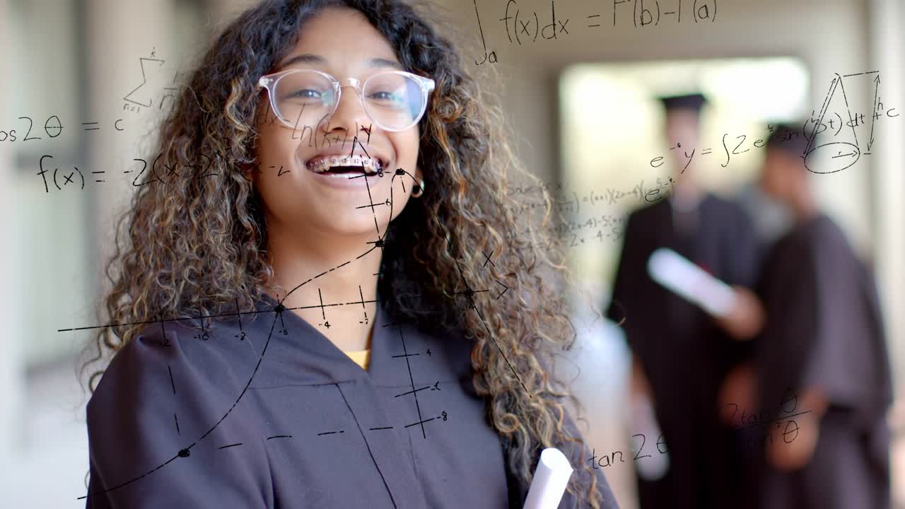 Panoramica della telecamera verso l'alto, laureata sorridente che tiene in mano il diploma, sovrapposizioni matematiche che indicano la laurea.