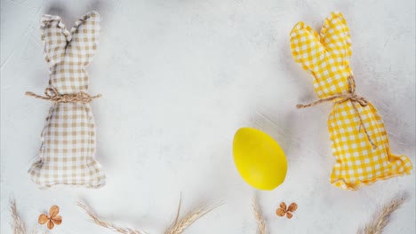 stop motion video de pascua de conejitos hechos a mano amarillos y beige empujando huevos de pascua amarillos el uno al otro jugando al fútbol