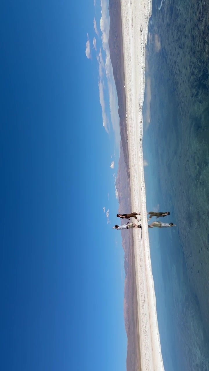 Persone che camminano sulle saline con riflesso a specchio