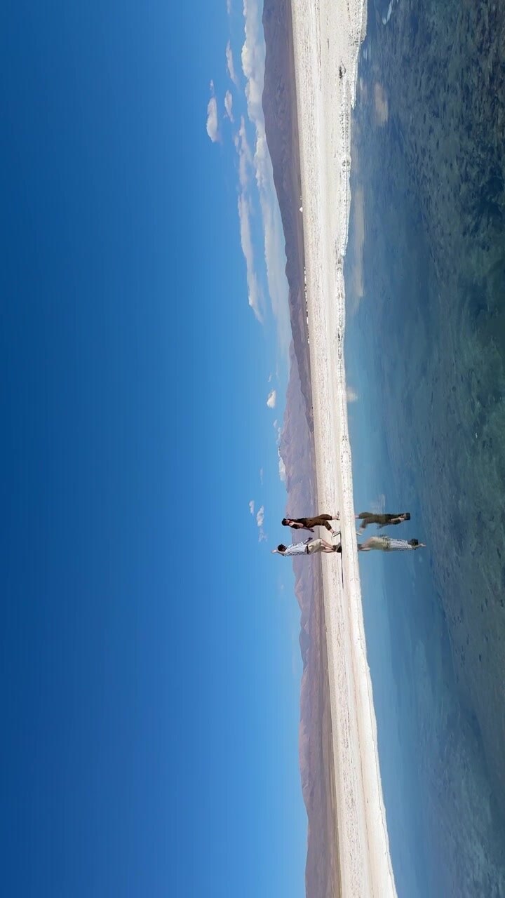 Persone che camminano sulle saline con riflesso a specchio