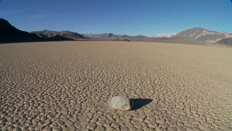 Die-Mysteriösen-Felsen,-Die-über-Das-Trockene-Seebett-Rasen,-Bekannt-Als-Rennstrecke-Im-Death-Valley