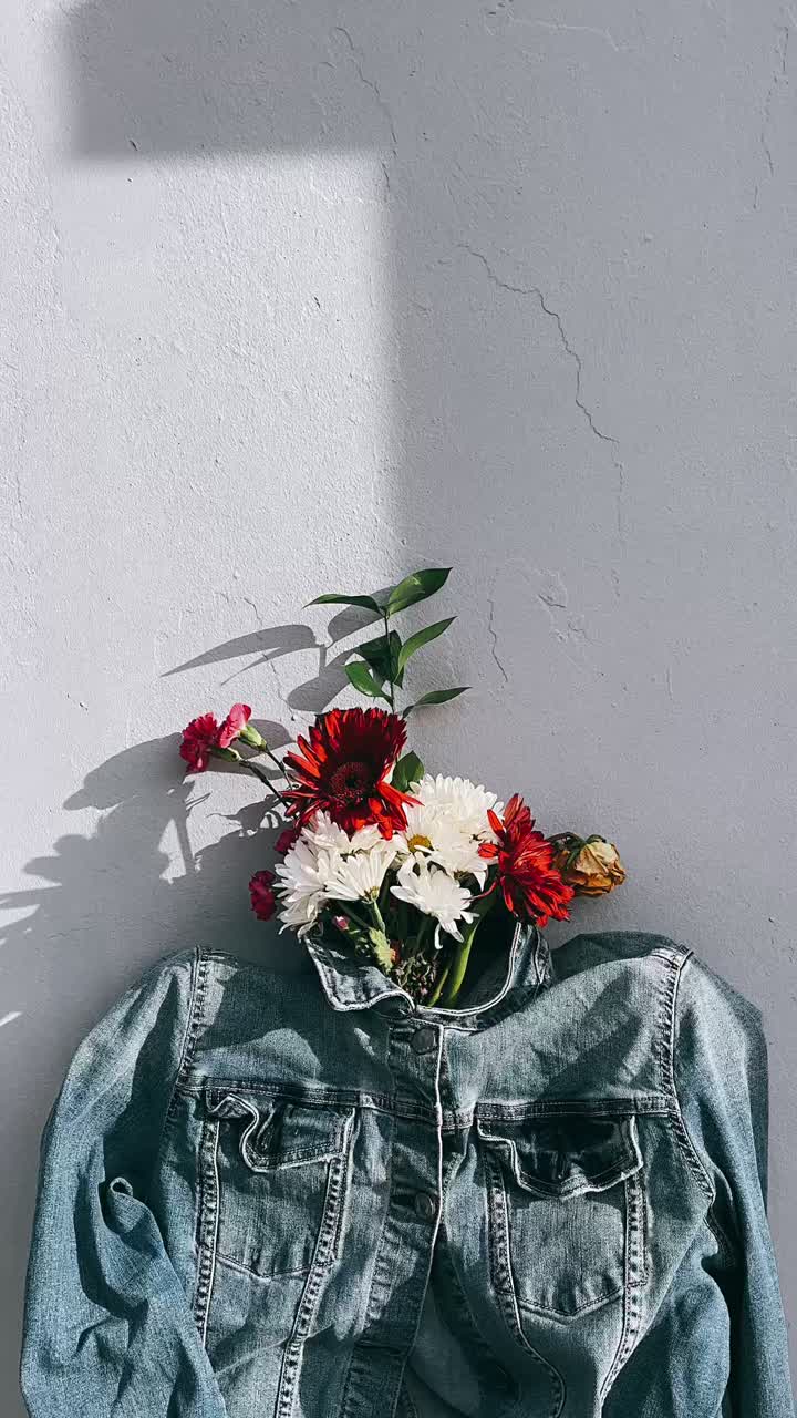 flores en una chaqueta de denim