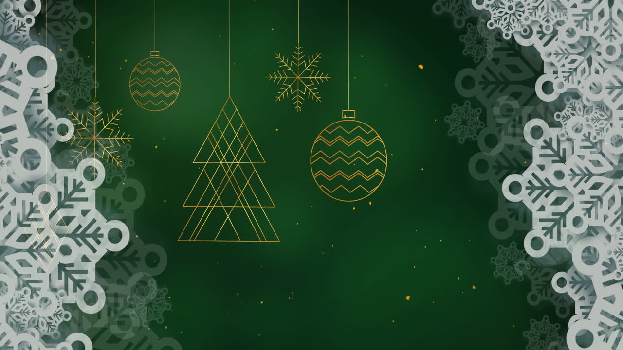 animación de las decoraciones del árbol de navidad sobre la nieve que cae sobre un fondo verde