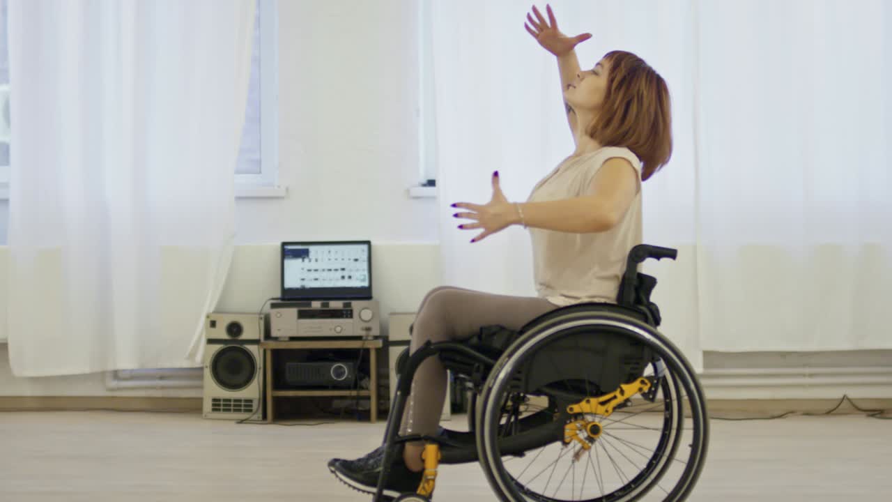 파라플레지 여성 춤 배우기 코레오그래피