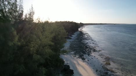 Antes-De-La-Puesta-De-Sol-En-La-Playa-Del-Océano-índico-En-Kiwengwa,-Zanzíbar