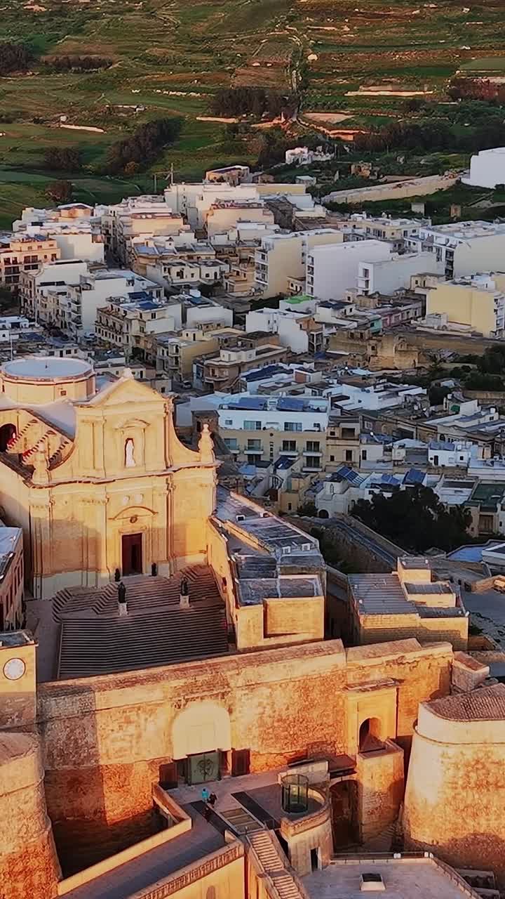 Architettura storica ed edifici moderni a Malta al tramonto