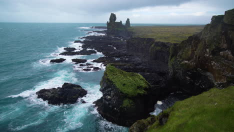 londrangar en el parque nacional de snaefellsnes, en islandia.