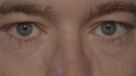 Nahaufnahme-Eines-Blauen-Augenpaares,-Das-Sich-öffnet-Und-In-Die-Kamera-Schaut