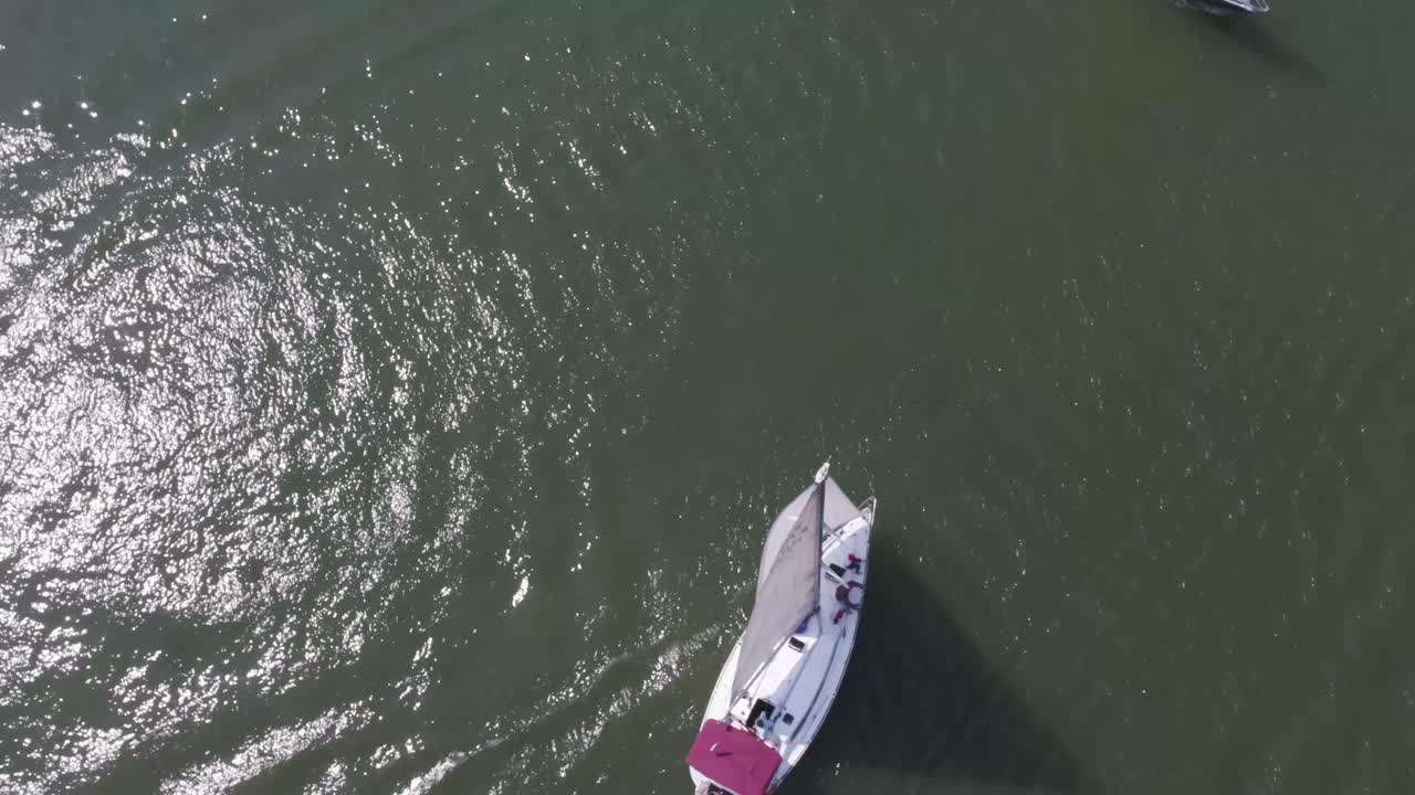 Barca a vela sull'acqua