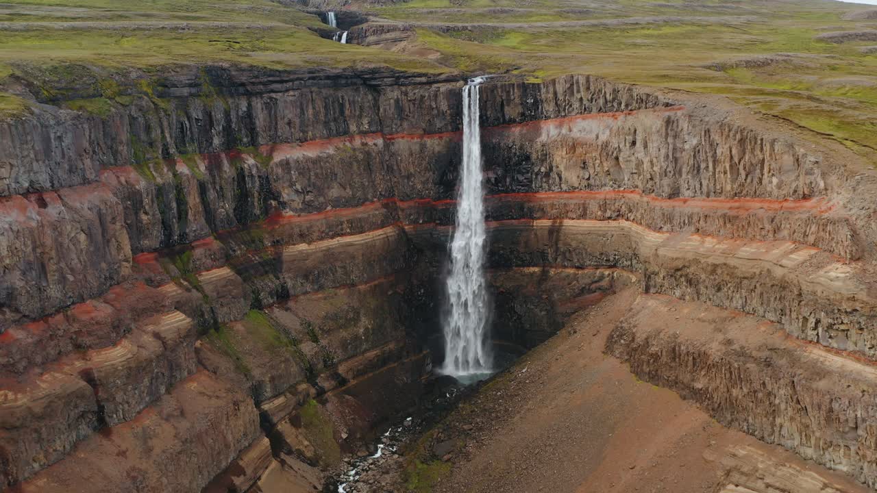 imágenes aéreas de la cascada, la meseta montañosa y el río hengifoss de islandia