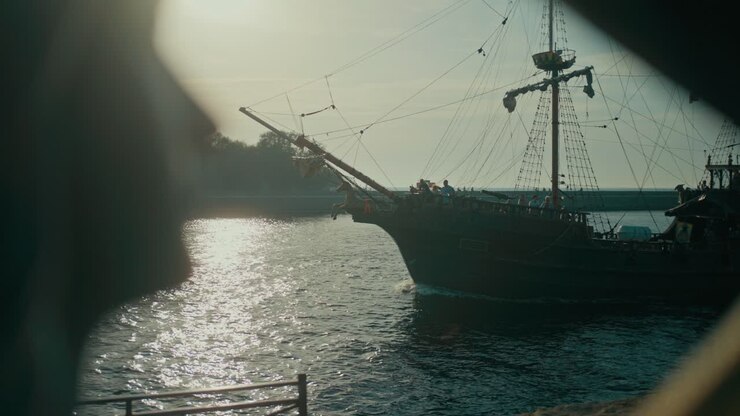 Una nave pirata che naviga sul mare