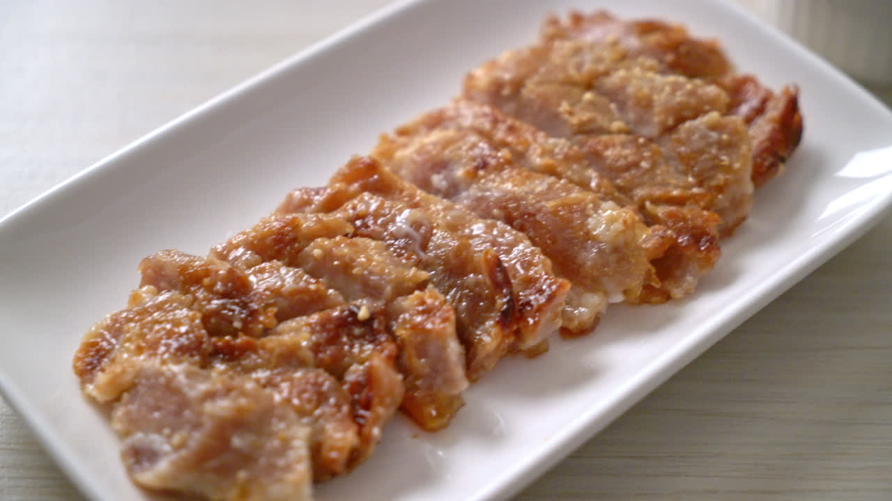 태국식 매콤한 디핑 소스를 곁들인 구운 돼지목살 또는 숯불로 삶은 돼지목살