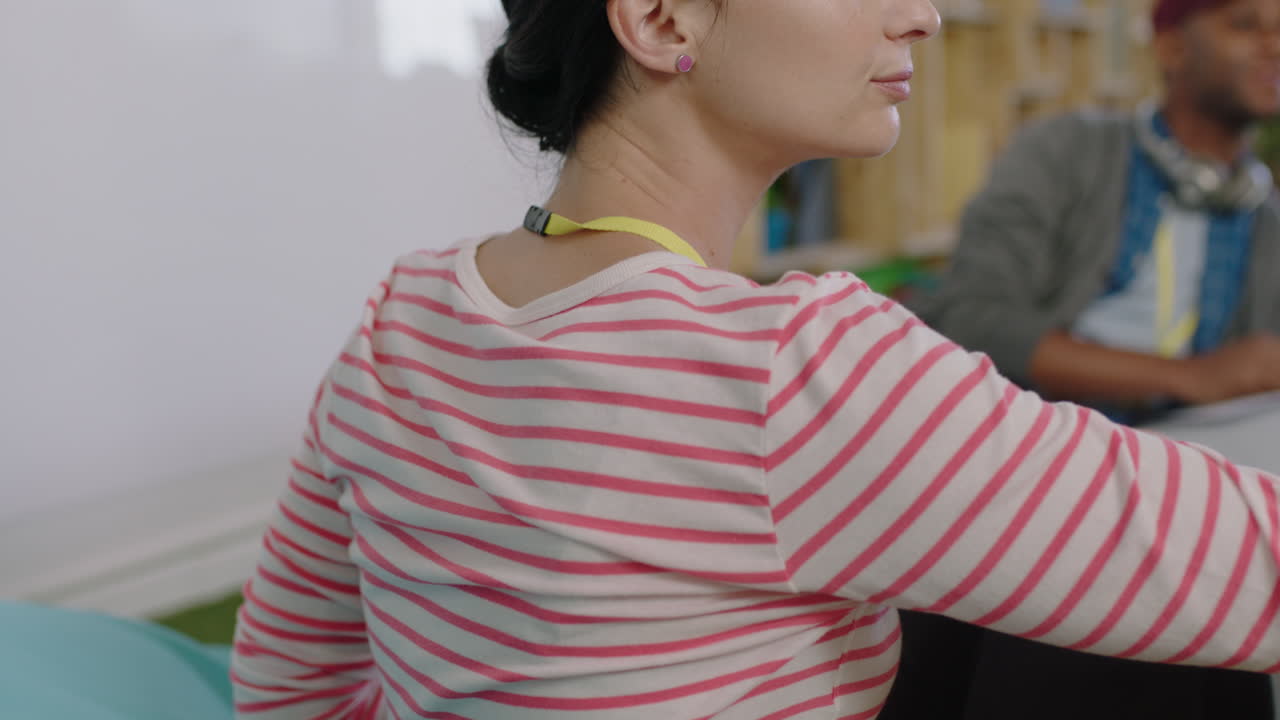 가까운 젊은 사업가들이 모여 브레인스토밍을 하고 임신한 팀 리더 여성이 팀워크 프로젝트를 논의하고 동료들과 문서를 공유하고 성공적인 스타트업 사무실에서 협력합니다.