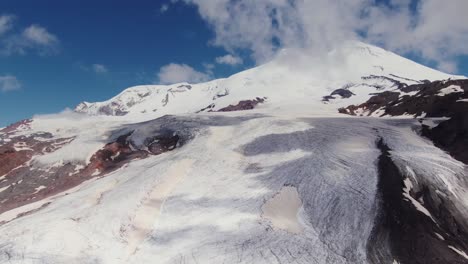 majestuoso pico de la montaña con glaciares