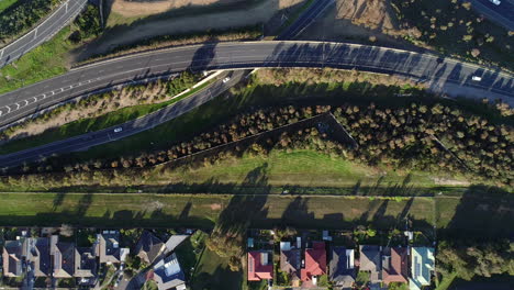 vehículos que se mueven en una sola fila hacia la entrada de la vía de circulación principal de la autopista vistos desde una perspectiva aérea