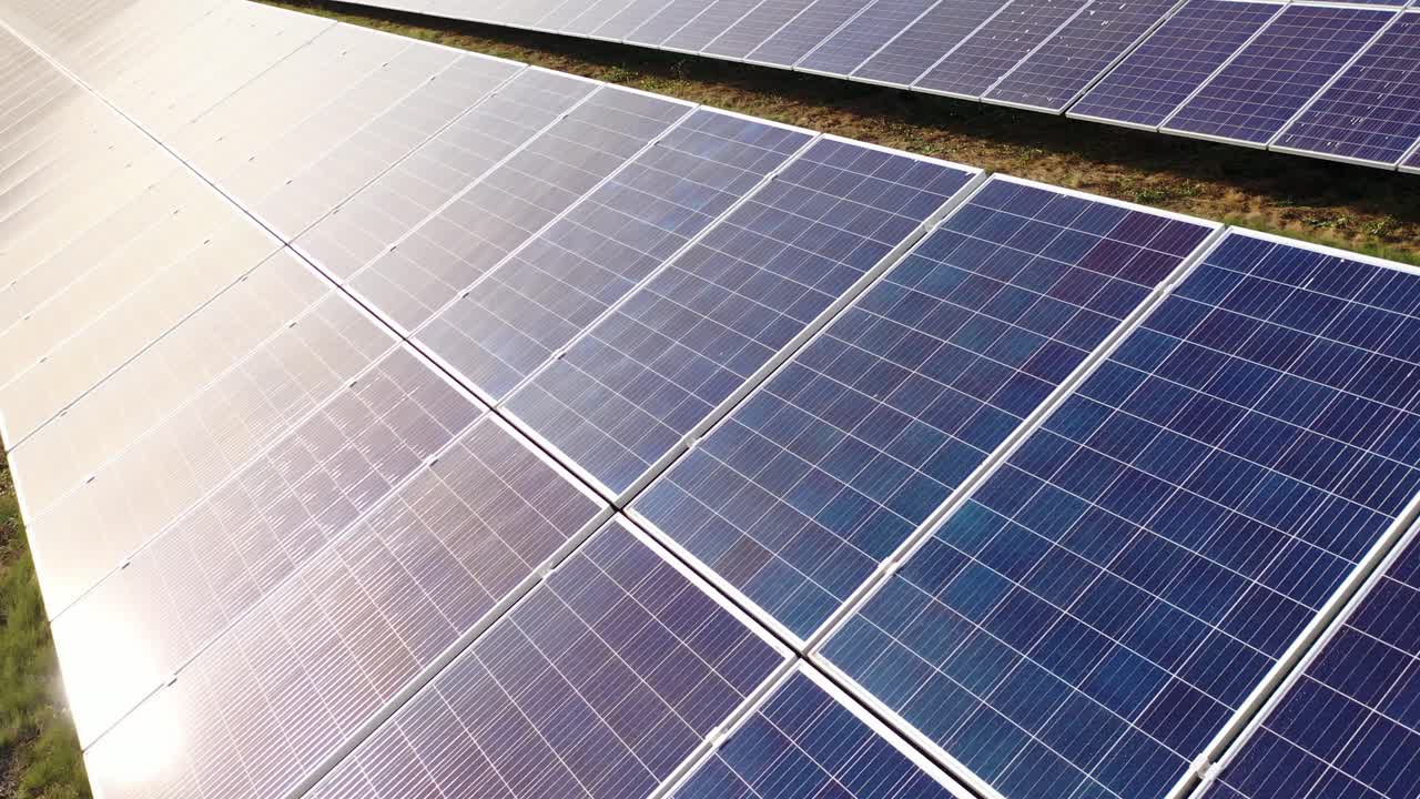 vista aérea de los paneles solares fotovoltaicos. concepto de energía limpia, energía verde, energía renovable. concepto de energia alternativa.