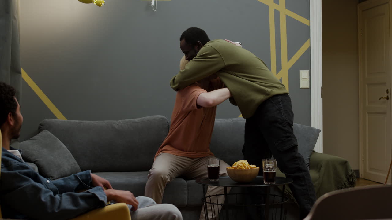 친구들이 거실에서 얘기하고 있습니다.