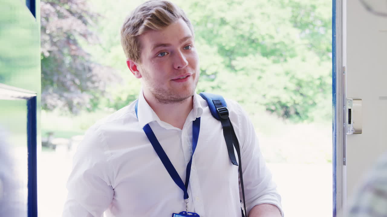 노인이 남자 자선 활동가에게 문을 열고 설문조사를 하고 있습니다.