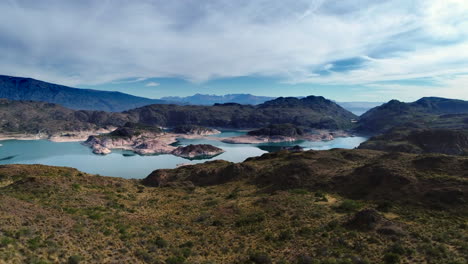 lago general carrera en chile, un lago con brillante como un espejo y agua lechosa