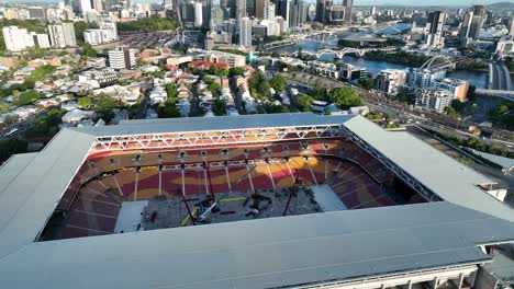 Vista-Aérea-Dentro-Del-Estadio-Suncorp-Durante-La-Preparación-Para-Un-Concierto-De-Música,-Donde-Los-Trabajadores-Convierten-El-Estadio