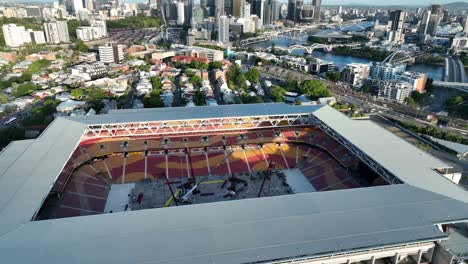 vista aérea dentro del estadio suncorp durante la preparación para un concierto de música, donde los trabajadores convierten el estadio