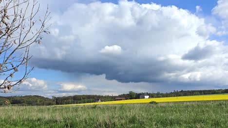 Wolken-über-Dem-Rapsfeld-Im-Frühling