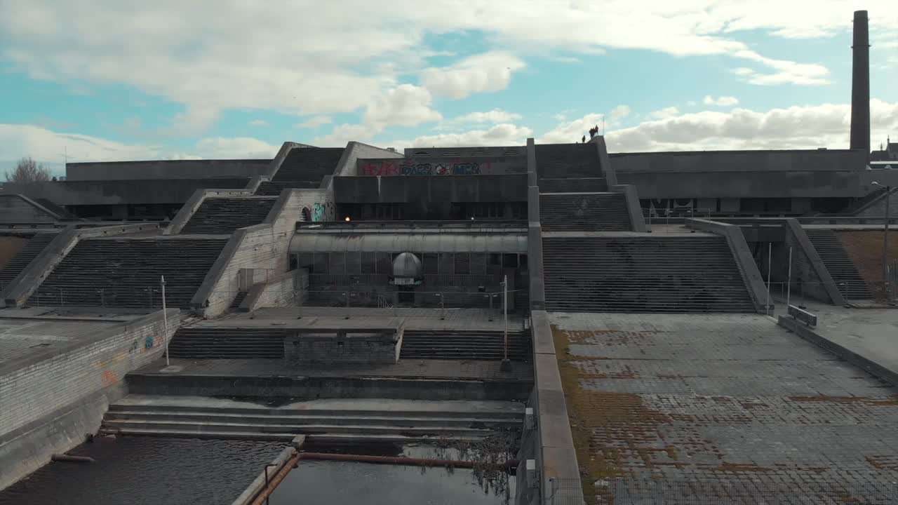 그래피티와 계단이 있는 버려진 콘크리트 구조물