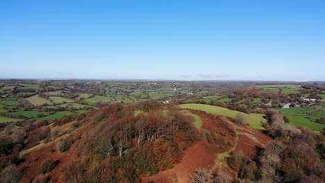 Antena-Hacia-Atrás-Ofcountryside-Y-Dumpdon-Hill-Honiton-Devon,-Inglaterra