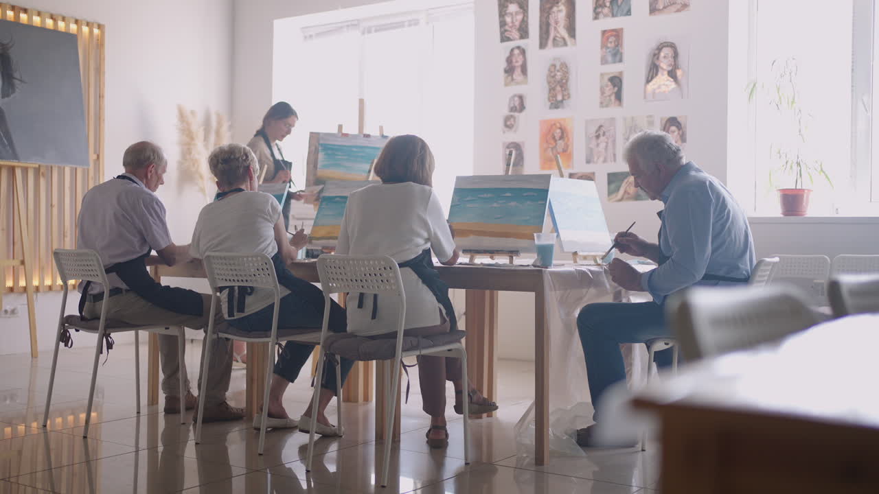 노인 친구들이 그림 그리기 수업에 왔습니다.