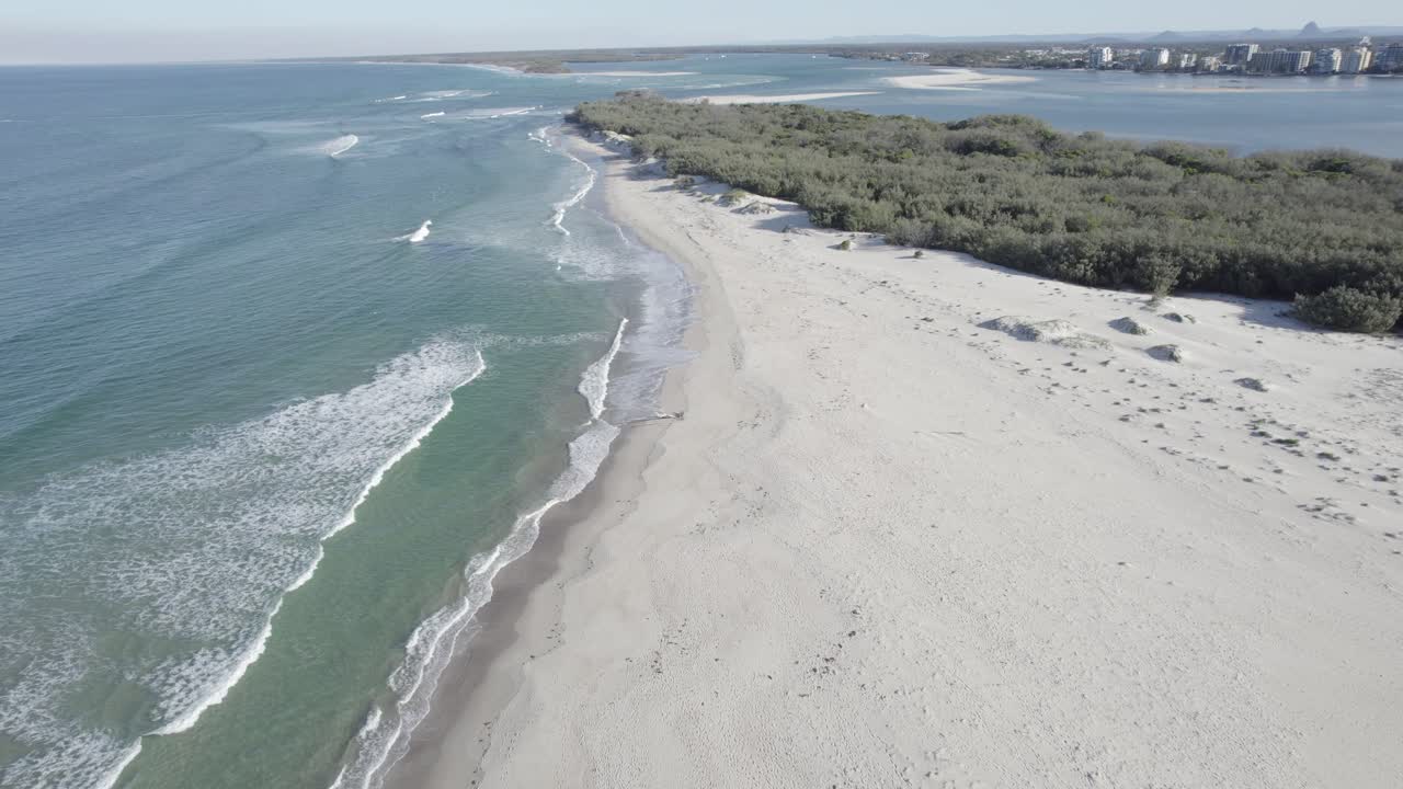 vista aérea de la barra de arena de la isla bribie en un día soleado en la bahía de moreton, queensland, australia