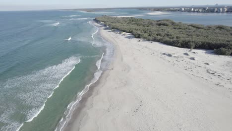 Vista-Aérea-De-La-Barra-De-Arena-De-La-Isla-Bribie-En-Un-Día-Soleado-En-La-Bahía-De-Moreton,-Queensland,-Australia