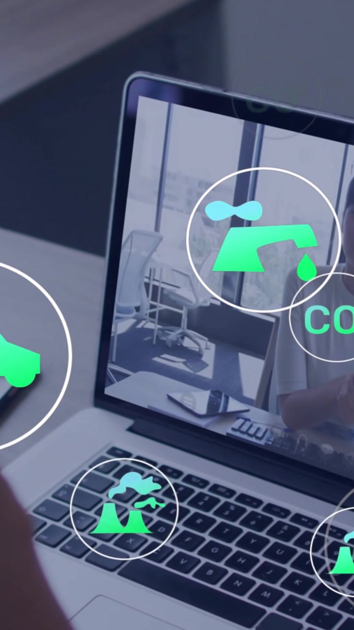 Video verticale: Presentatore al laptop che parla di energia, con icone di CO2 legate all'auto che fluttuano sopra i tasti.