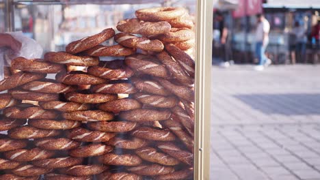 una pila de simit turco en una exhibición de vendedores callejeros