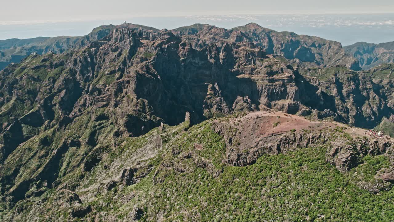 pico ruivo de madeira muestra la vista de fondo de toda la ruta pr1 y el pico de areiro