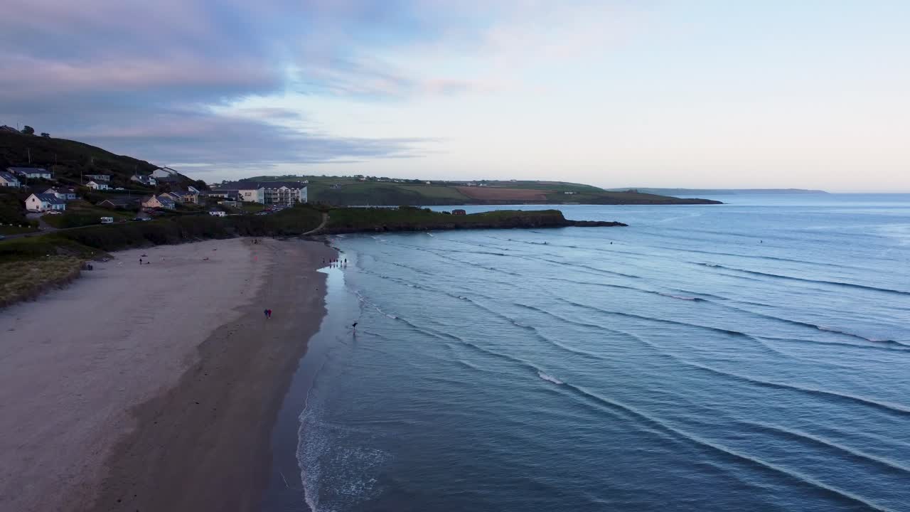 volando sobre una playa en la costa de