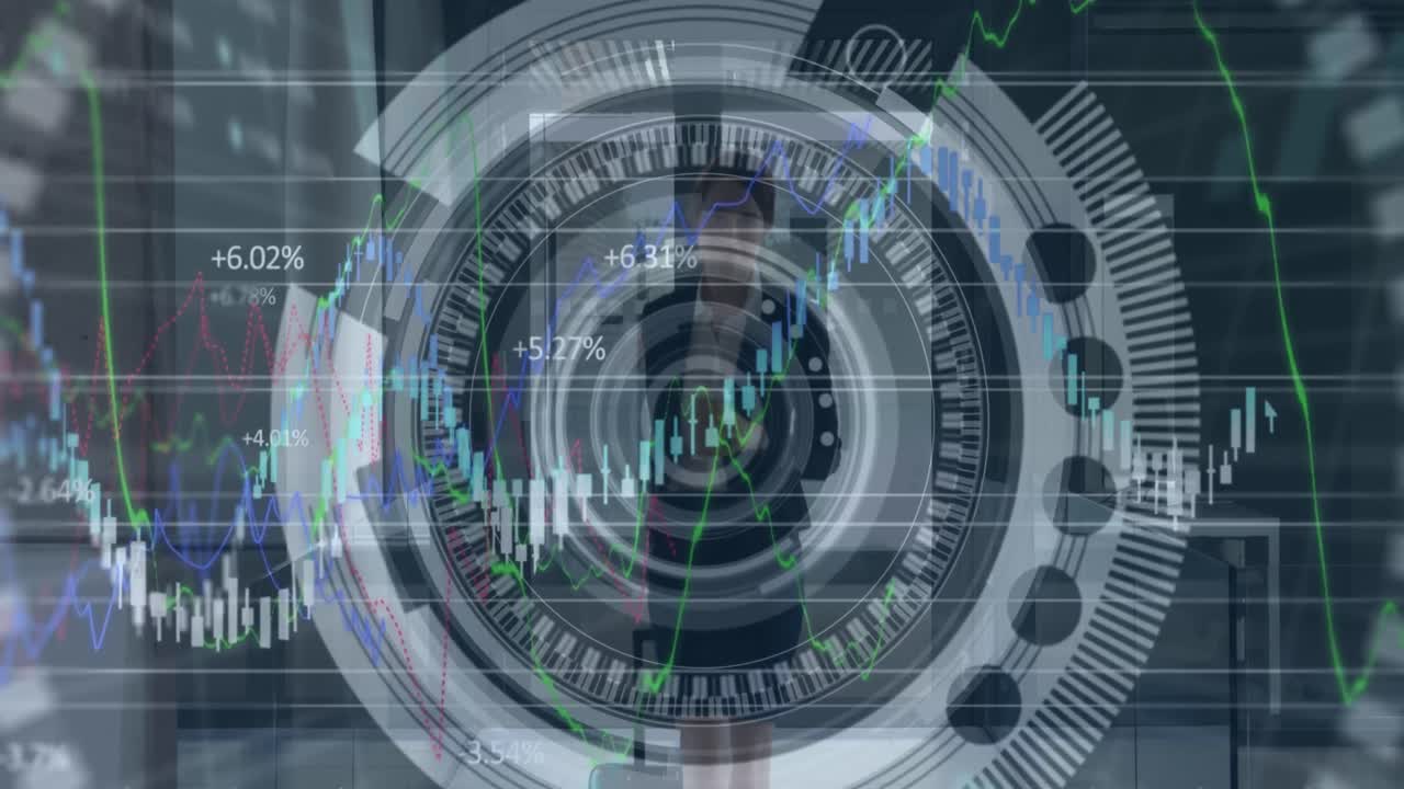 animazione dell'elaborazione dei dati su una donna d'affari caucasica sorridente con bagagli in ufficio