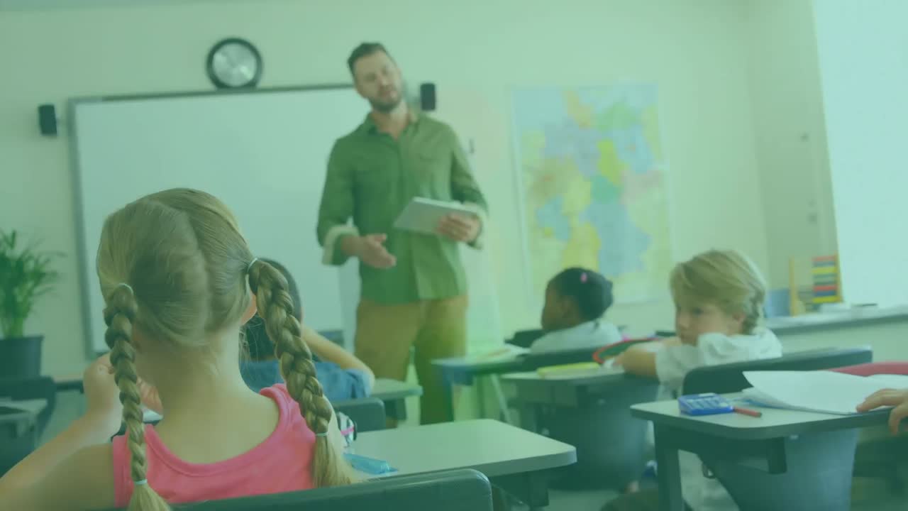 animación de punto amarillo de luz contra el maestro caucásico que enseña en la clase en la escuela