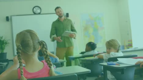 animación de punto amarillo de luz contra el maestro caucásico que enseña en la clase en la escuela