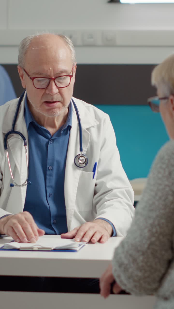 el médico consulta a un paciente